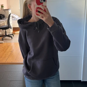 Hoodie - Grå mjuk hoodie som är super skön! Toppen skick! Kontakta för mer bilder och info!