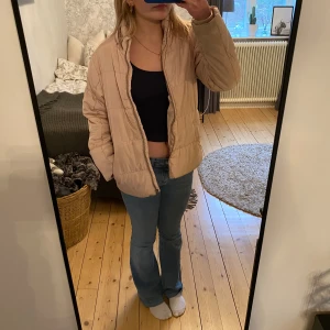 Jacka -  Ljusrosa jacka med ögglor på sidan så att man kan göra den mindre vid midjan🩷