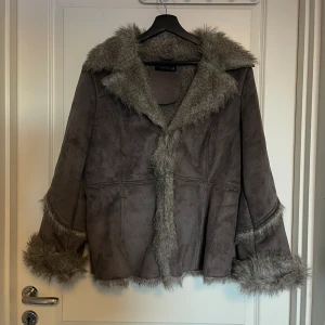 Jacka - Snygg jacka med fejkpäls invändigt. Snygg stil och passform!  Står storlek 46 men passar mig bra som är 36/38