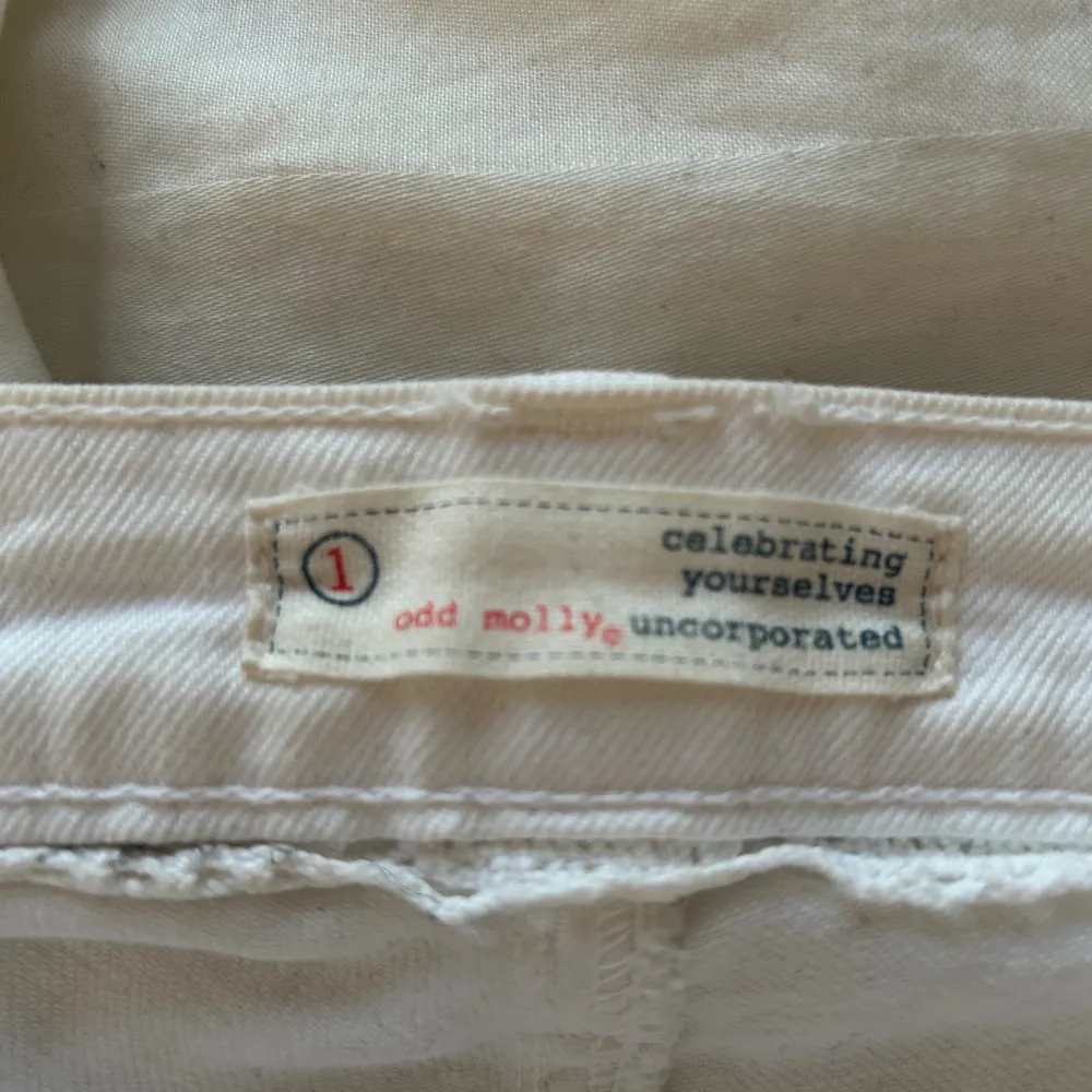 Ett par vita shorts från oddmolly med superfina detaljer💕 Lite osäker på storleken men passar på mig som använder 134/136!. Shorts.