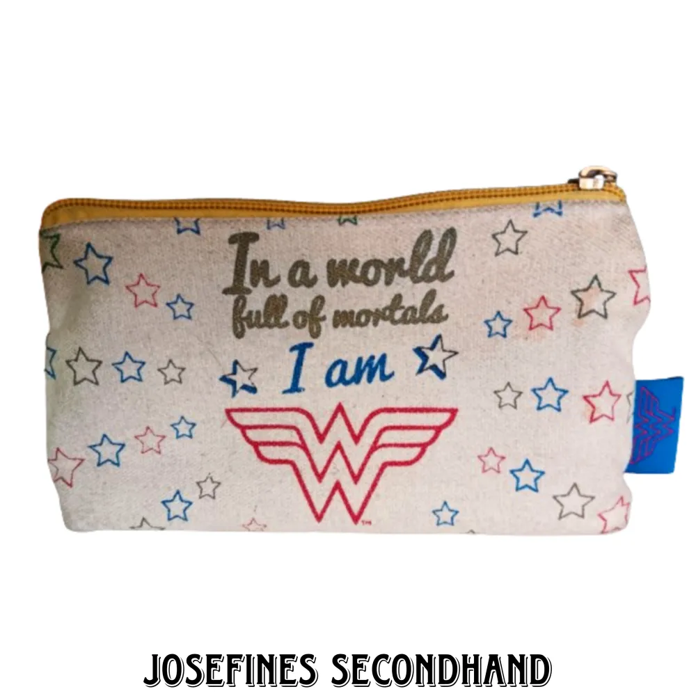 Wonder Woman necessär som jag använt som pennskrin. Köpt på Sci-fi-bokhandeln. Är i fint skick men säljs för jag den används inte längre. Väskor.