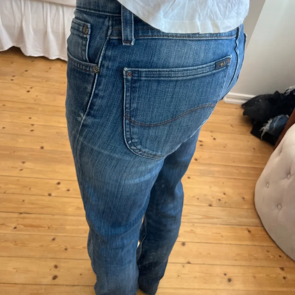 Lågmidjade jeans från lee med raka ben. Uppskattar storlek xs💗. Jeans & Byxor.