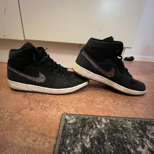 Unika Jordan 1 mids  - Skorna är i väldigt bra skick och säljes pga jag inte använder de längre