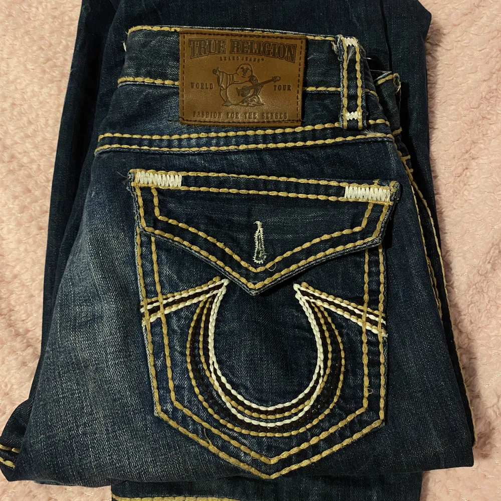 mid waist true religion jeans  inseam length: 80cm total length: 105cm waist: 40cm ( W31 ) worn them a few times, but they’re in a very good condition except they are missing one button on a back pocket, but it isn’t noticeable . Jeans & Byxor.