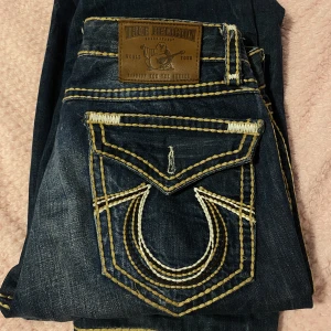 true religion jeans - mid waist true religion jeans  inseam length: 80cm total length: 105cm waist: 40cm ( W31 ) worn them a few times, but they’re in a very good condition except they are missing one button on a back pocket, but it isn’t noticeable 