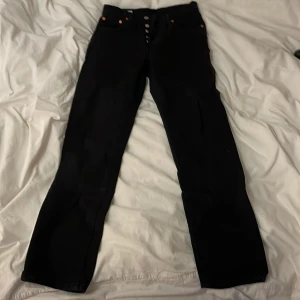 Levis 501 - Säljer svarta 501or pga för små. Skick ca 7/10. Storlek: 28/30.