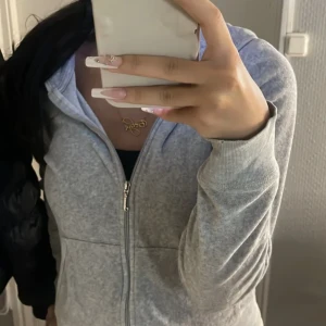 Grå Juciy kofta - OBS LÅNADE BILDER men min ser exakt likadan ut, går självklart att få bilder om man är interesserad. Pris går att diskutera 