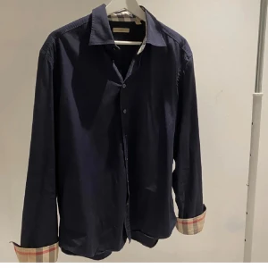 Burberry skjorta - Bra skick, litet hål på axeln inget man tänker på