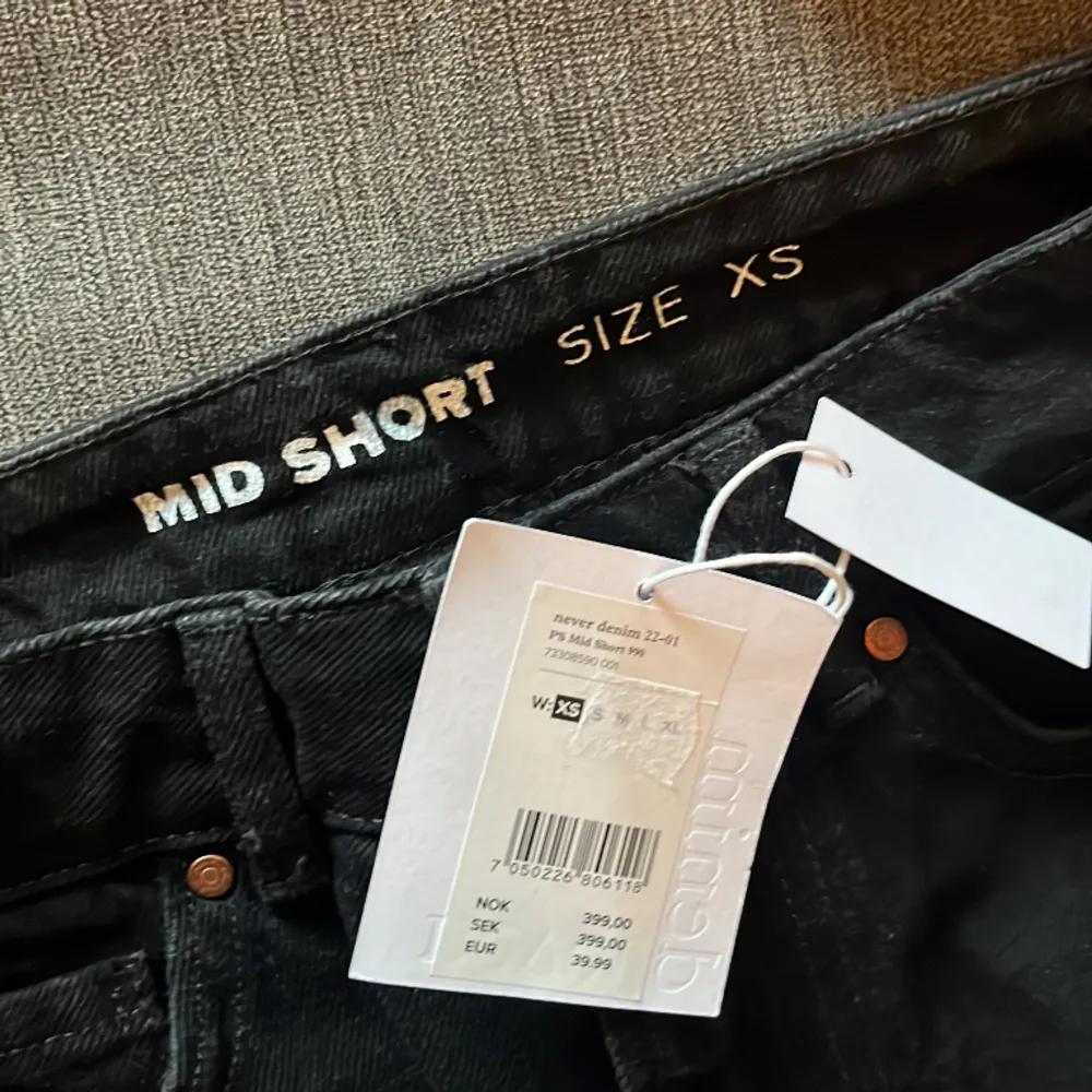 Mid-rise svarta jeansshorts ifrån BikBok Köptes för 400, säljer nu för 200 kan absolut diskuteras. Shorts.
