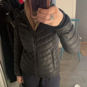 Peak performance dunjacka - Säljer en fin jacka från peak performance i modellen FROST DOWN HOOD JACKET.  Den är i bra skick bara en liten missfärgning (bild 2) men inget som syns vid användning💕 Den är i storlek S. Nypris 3200kr men säljs för 700kr