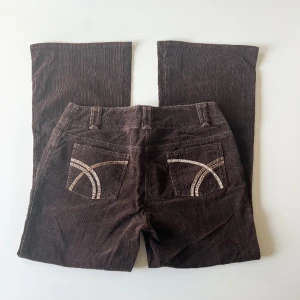 Bruna manchesterbyxor - Bruna vintage lågmidjade bootcut byxor från Next. Midjemått: 78 cm. Innerbenslängd: 70. Modellen är 167 cm lång. Skriv privat för mer bilder och mått! 💕