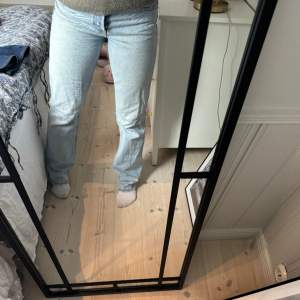 Ljusblå jeans från Zara💗 Jag är 166cm