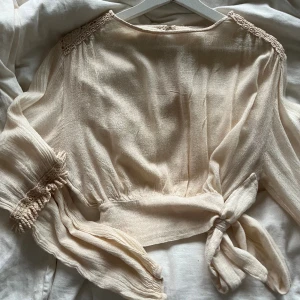 blus med knytning - as söt beige/vit blus med knytning vid midjan 💓