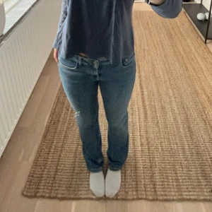 Lågmidjade jeans - Superfint skick, köpta i Paris på Zara! Hör av dig vid funderingar