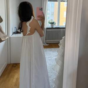 Säljer min vita långa klänning med volang i storlek XS