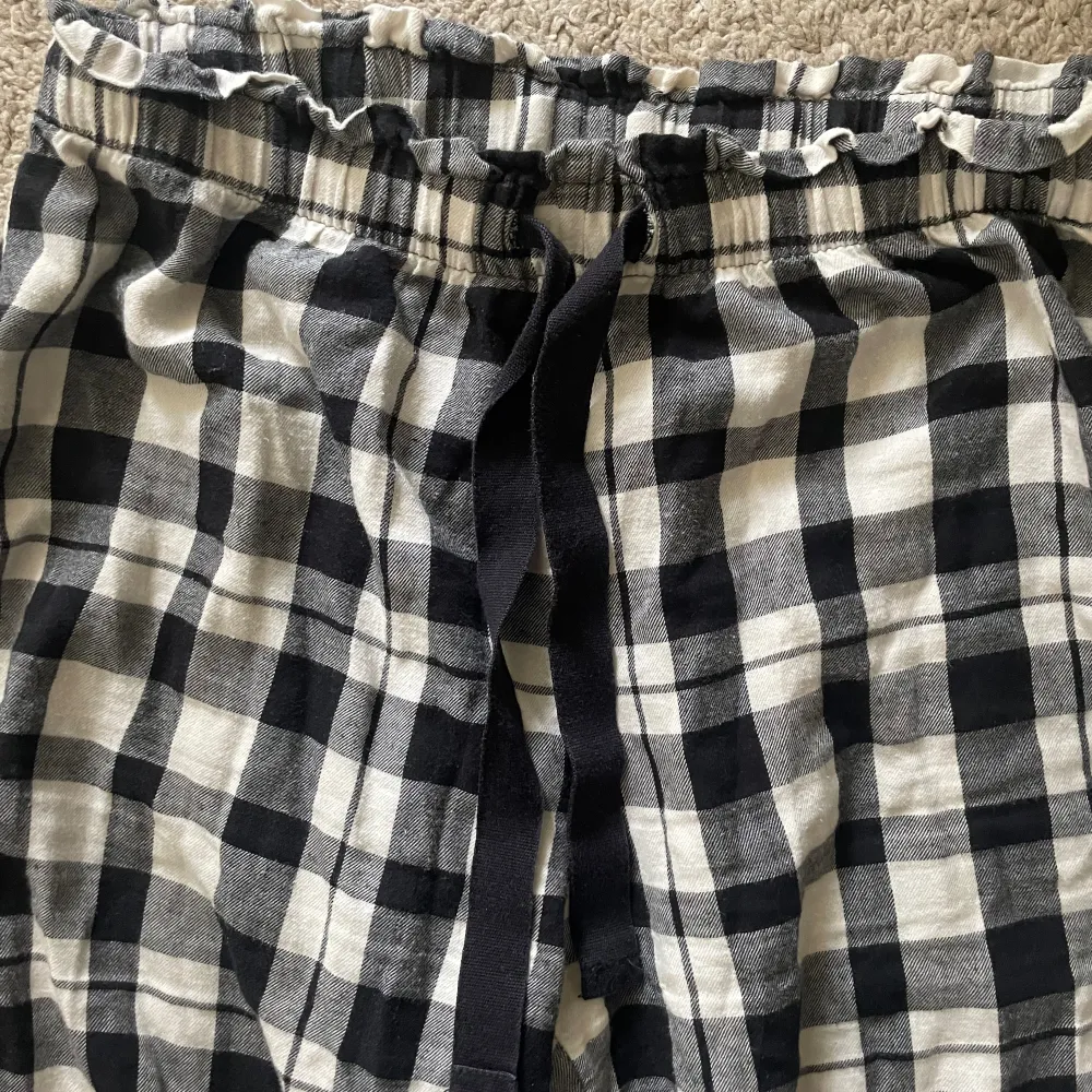 Pyjamasbyxor från H&M i storlek XS som är försmå för mig. Jeans & Byxor.
