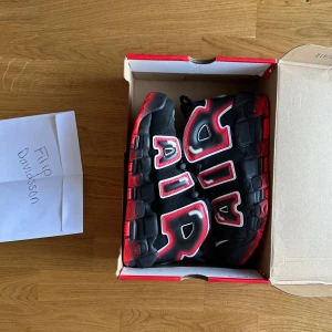 Nike air more uptempo 96 - Säljer mina Nike air more uptempo i storlek 42,5. De är mycket sparsamt använda så de är i bra skick. 