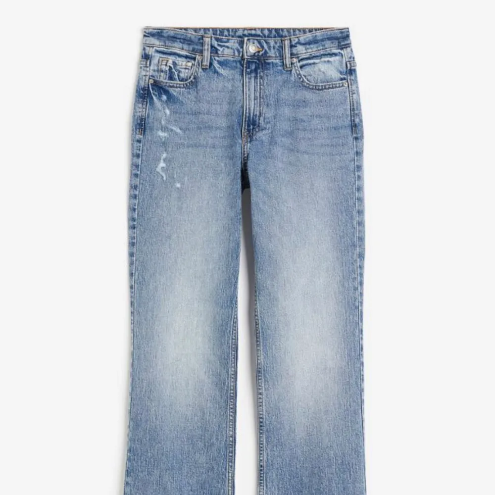 Dessa super fina jeans ifrån hm, använda 1 gång,tvättade,i strl 40. Jeansen är superfina och sitter fint vid rumpan, jag är 170 cm och de passar även på dig som är längre och kortare. Säljer dessa för endast 350kr och ni står för frakten🥰. Jeans & Byxor.