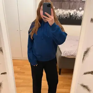 Superfin mörkblå hoodie från zara som inte kommer till användning❤️