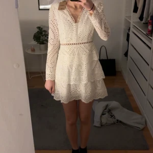 Vit klänning  - Vit klänning perfekt till student/skolavslutning. Köpt från sellpy men är ifrån hellomolly 