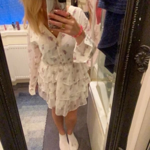 Söt klänning - Supersöt klänning, passar super till midsommar eller bara allmänt till sommaren. Prislappen finns kvar då den aldrig är använd. Nypris 399