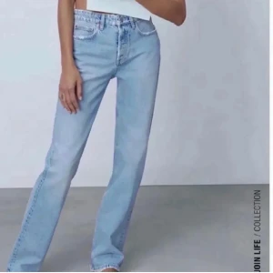 Mid rise jeans - Säljer dessa mid rise jeansen från zara i en ljusblå färg. Storlek 32 men passar mig som har 34.