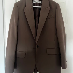 Brun kavaj - Säljer denna skitsnygga kavajen ifrån Zara i storlek S 🤍 Går inte längre att få tag på och har enbart använts 1-2 gånger. Världens finaste färg och passform, men kommer dessvärre inte till användning 