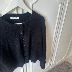 Kofta - Jättegullig kofta från Pieces🖤storlek M men passar även S🖤 