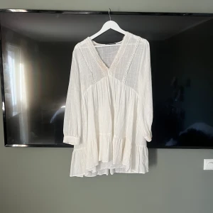 Vit klänning  - Köpt förra sommaren och använd en gång.  