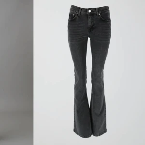 Low waist bootcut jeans - Low waist bootcut jeans i tall modellen strl 36, de går ner till marken på mig som är 177, knappt använda