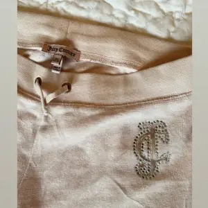 Säljer mina Juicy Couture velor mjukisar. Jag är 167 och dom är lite korta på mig. Barn stl XL men skulle säga att det är som en xxs. Modellen är utan fickor o med fin strass fram 💖