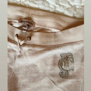 Juicy Couture mjukisar - Säljer mina Juicy Couture velor mjukisar. Jag är 167 och dom är lite korta på mig. Barn stl XL men skulle säga att det är som en xxs. Modellen är utan fickor o med fin strass fram 💖