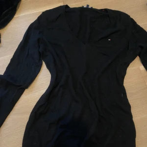  Jätteskönt Tommy hilfiger tröja  -  Inte så mycket andvänt väldigt skönt material simpel V-ringad också 