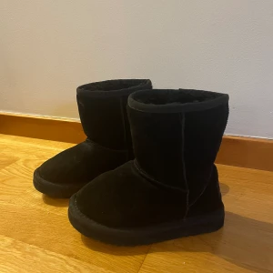 Uggs barn - Supersöta uggs för barn som min lillasyster har haft, i bra skick 🩷🩷