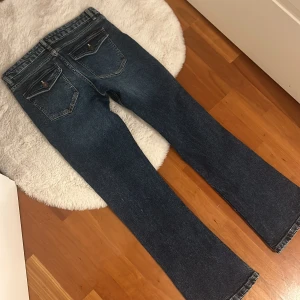 Bootcut jeans lågmidjade  - Jätte fina jeans från pull and bear med bra skick ,aldrig använda och säljs pågrund av att de inte kommit till användning.