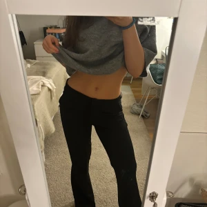 Lågmidjade jeans  - Lågmidjade jeans som liknar de från bikbok i modellen Vera som är helt slutsålda. De är jättebekväma och nästan aldrig använda. Kontakta via intresse och köp! Priset kan diskuteras 