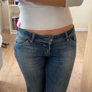 Lågmidjade jeans från Hilfiger Denim💖 supersnygga med lite revor💖 straight leg💖💖