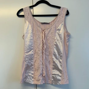 Vintage linne - Säljer detta linnet med knytning som tyvärr inte passar mig💗
