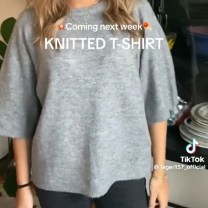 Stickad tröja - Superfin stickad tröja som endast är använd 2 ggr. Bilderna är från lager 157s tiktok. Köpte för 150kr💓 Inga defekter, köparen står för frakten. (Har inte några egna bilder)