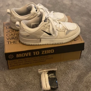 Nike Dunk Low Disrupt 2 ”Bone”  - Säljer mina Nike Dunk Low Disrupt 2 Bone strl 38,5 (sitter som strl 38) då dom inte kommer till användning längre, använda ett fåtal gånger med små defekter men inget som syns om man inte kollar noga, kan gå ner i pris vid snabb affär Nypris 2500kr 