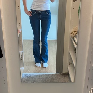 Low waist bootcut jeans - Innerbens längd: 80 cm Midjemått: 34 cm (stretchiga) Buda om ni är intresserade!
