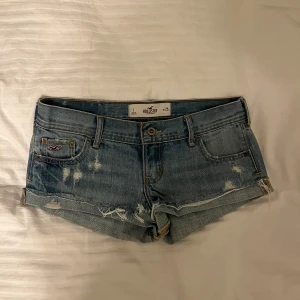 Hollister shorts - Super snygga jeans shorts som är lågmidjade och är ifrån Hollister💞 är uppvikta nu men om man inte vill ha det så är det super lätt att vika ner ocj klippa kortare om man vill💞❤️