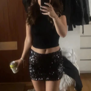 Super fin paljett kjol - Säljer denna superfina svarta paljettkjolen. Köpt här på Plick och säljer den så den tyvärr inte passade. Hör av er för fler frågor! 🥰