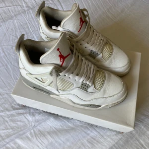 Jordan 4 oreo  - Ett par 4or i använt skick, skorna är bara smutsiga, skriv vid fler frågor!