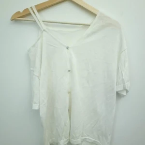 Off shoulder t shirt  - Ganska genomskinlig Off shoulder tshirt, funkar för de som bör storlek S/M