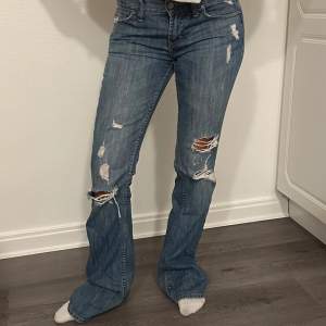 Assnygga jeans från Victoria Secret, lowwaist och väldigt långa i benen. Skriv för mått, passar storlek xs-s. Väldigt många intresserade och budgivningsfunktionen fungerar ej därav höjde vi priset. Midjemått är 40cm och innerbenslängden är 86😇