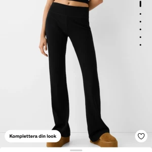 Mjukis/yoga set - Säljer detta set från bershka då byxorna är för korta (är 170 för referens) därmed har jag aldrig använt! Köptes för sammanlagt 389kr