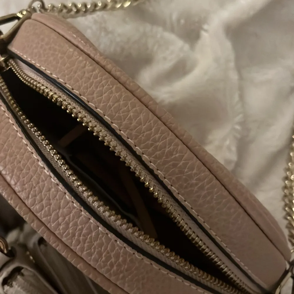 ”Liknande” rosa crossbody Gucci väska som ej är äkta! Använd 2-3 gånger så den är i jätte bra skick💕. Väskor.