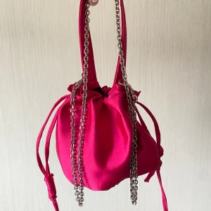 Väska - Jätte fin rosa väska från gina tricot, hade på min bal förra året, säljer en till väska i grön som jag även hade på min val för att jag gick 2. 💘 