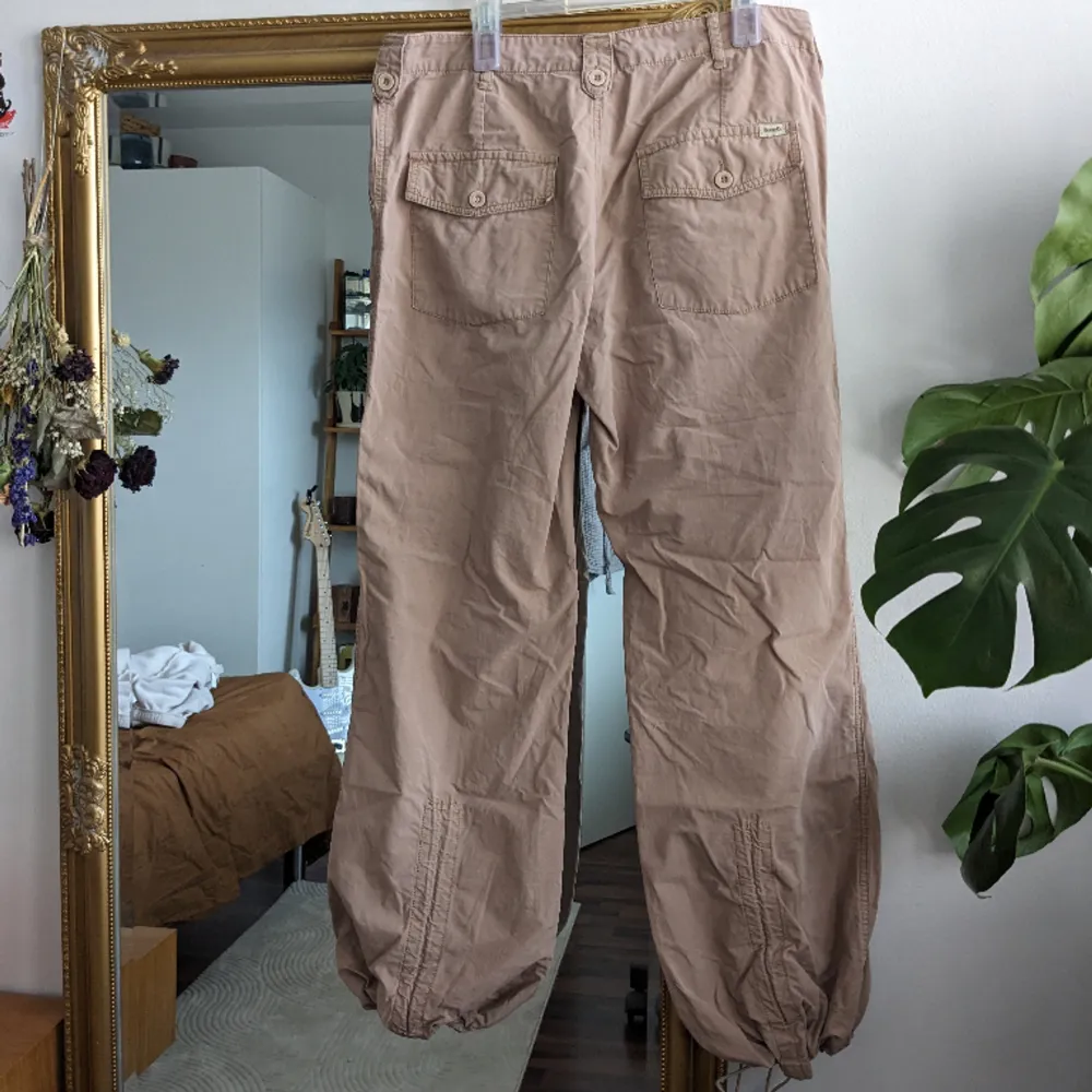 Vintage fallskärms/cargo byxor. Jeans & Byxor.